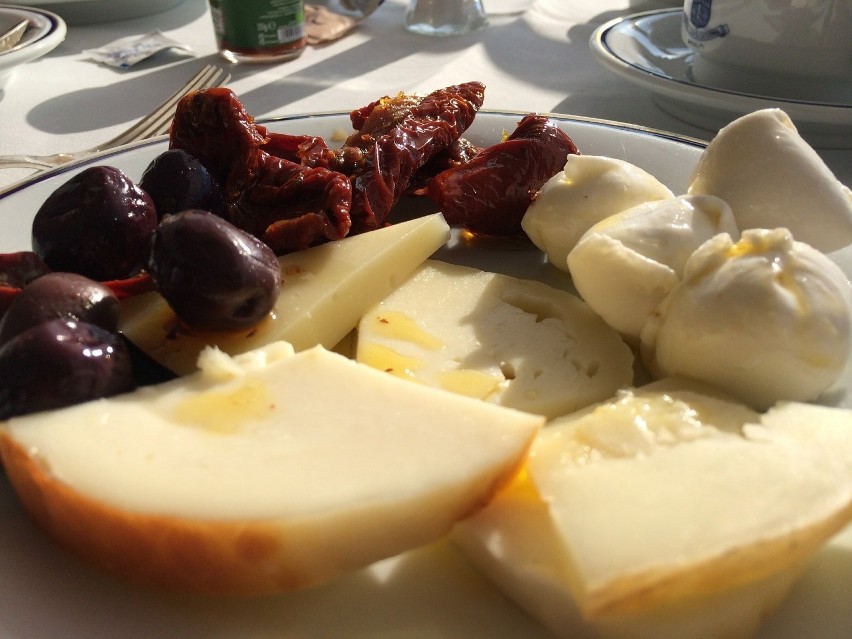 MOZARELLA, PARMEZAN, SUSZONE POMIDORY...