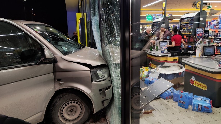 Bus wjechał w sklep Biedronka w Piotrkowie, są ranni