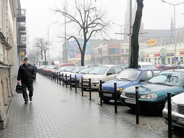 Parkomaty mają stanąć wzdłuż Zamkowej, m.in. przy Urzędzie Skarbowym, gdzie o miejsce do zaparkowania bardzo trudno.