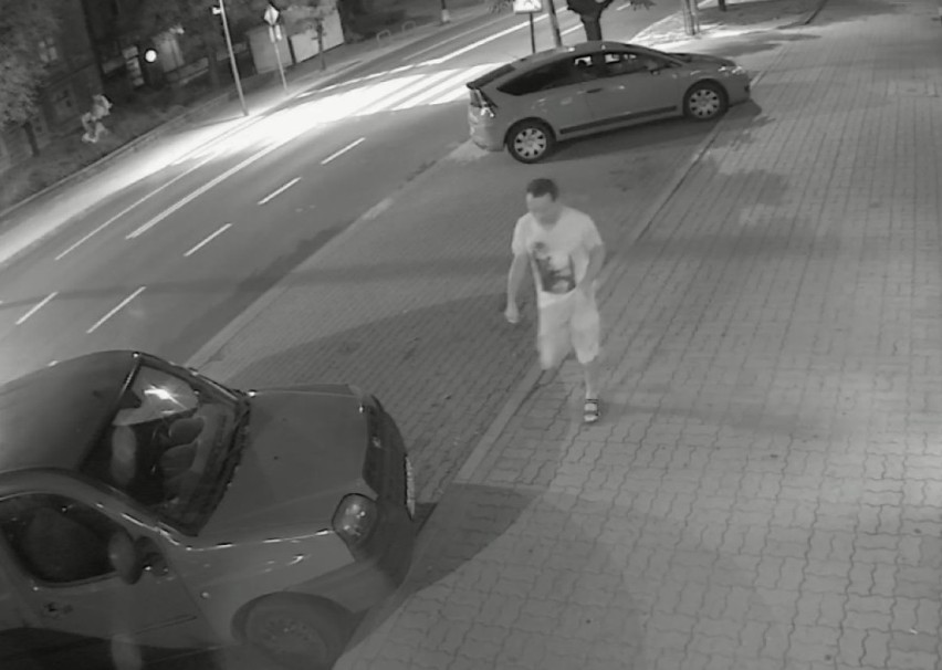 Policja w Kaliszu szuka mężczyzny, który uszkodził zaparkowane przy Rogatce auto [FOTO, WIDEO]