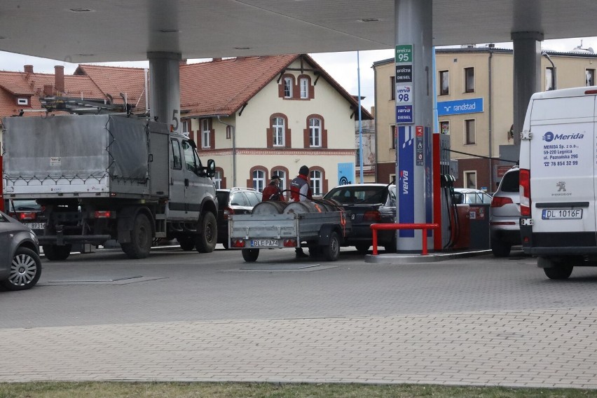 Zobaczcie na zdjęciach ile kosztuje paliwo w Legnicy, w drugim dniu po ataku Rosji na Ukrainę