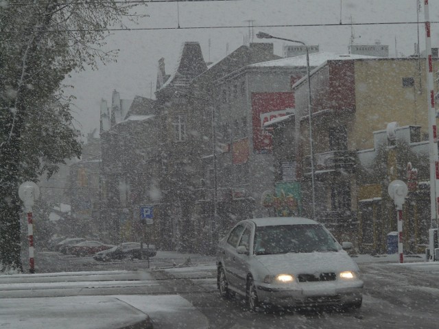 Tak wyglądała śnieżyca w centrum Radomska we wtorek o godz. 15.40