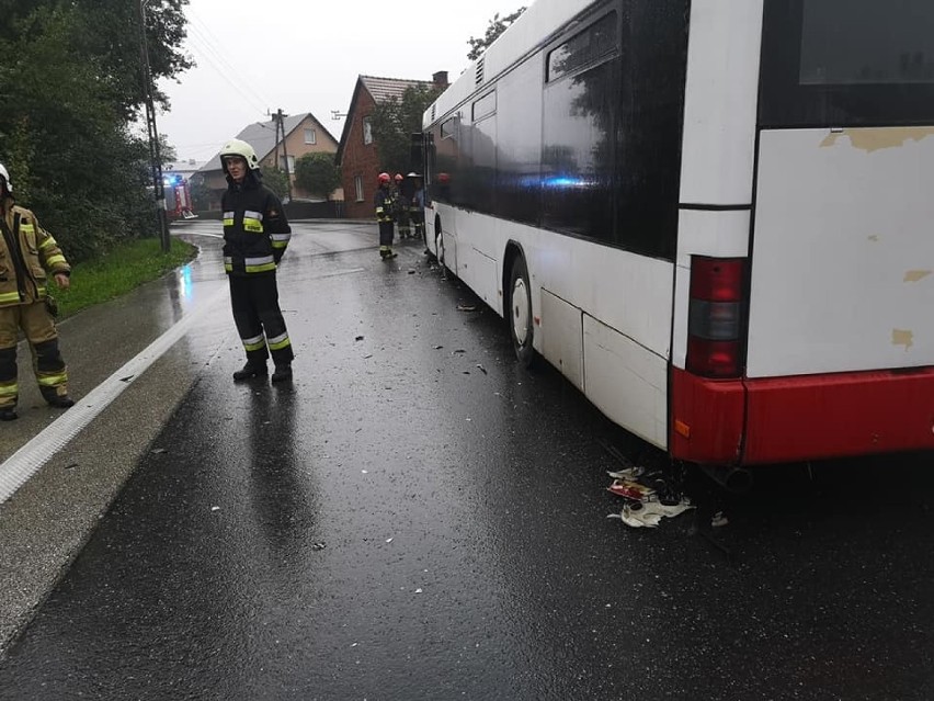 Samochód zderzył się z autobusem. Dwie osoby zostały poszkodowane