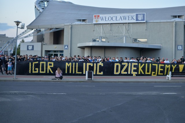 Kibice Anwilu Włocławek podziękowali byłemu już trenerowi. Igora Milicicia nie było pod Halą Mistrzów