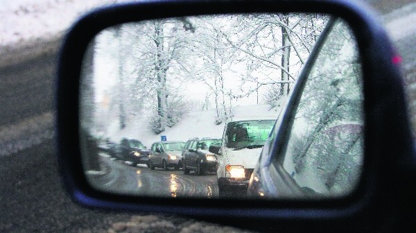 Po opadach śniegu górskie drogi stały się bardzo niebezpieczne
