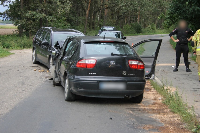 AKTUALIZACJA: Zderzenie czołowe aut na trasie Krotoszyn-Kobierno. Trzy osoby trafiły do szpitala [ZDJĘCIA]