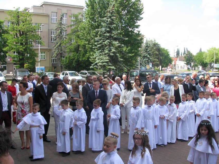 Pierwsza Komunia Święta w parafii św. Antoniego w Ostrowie Wielkopolskim [FOTO]