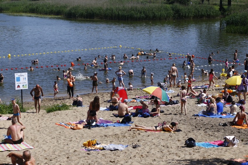 Tłum warszawiaków nad Jeziorkiem Czerniakowskim. Plażowicze nie pamiętali ani o maseczkach, ani o dystansie