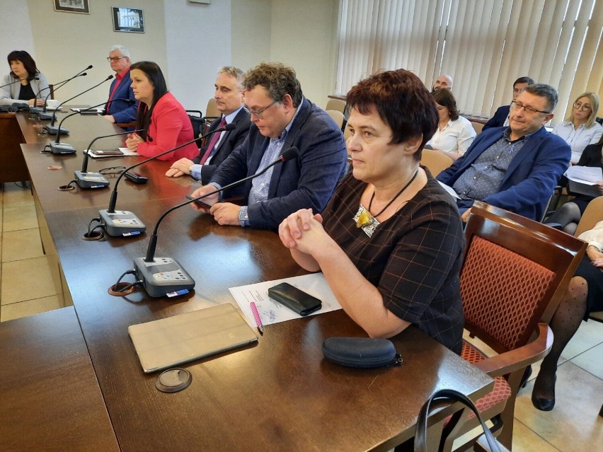 Radomsko. Drogowe usterki na ulicach ks. Kościowa i Sikorskiego na sesji w powiecie