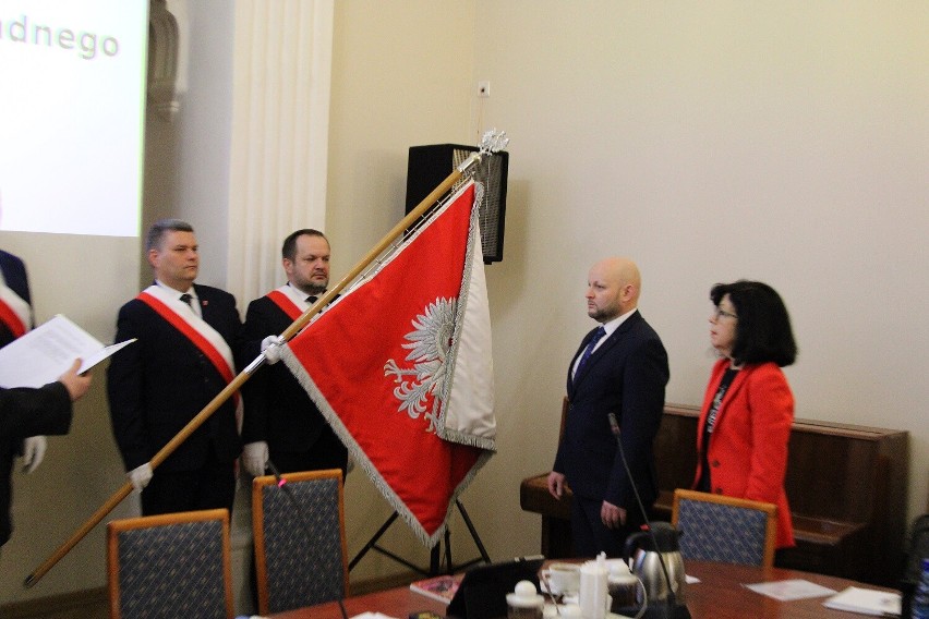 Nowy radny Rady Miejskiej w Wieluniu  Paweł Walczybok złożył ślubowanie. Trwa sesja ZDJĘCIA