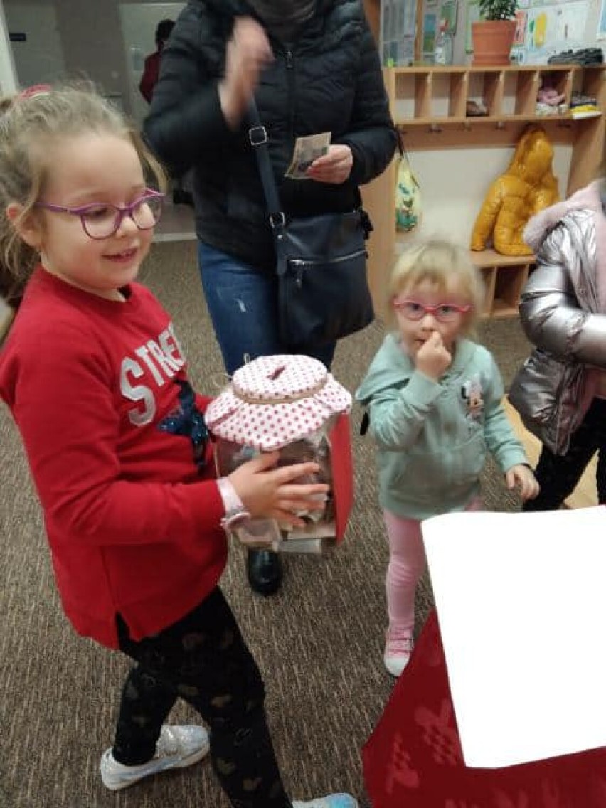 Kiermasz ciast dla Kasi Sobczak w przedszkolu w Tymienicach