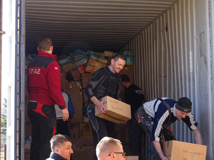 Do Nizin pod Przemyślem przyjechał tir z Irlandii wypełniony darami dla uchodźców z Ukrainy [ZDJĘCIA]