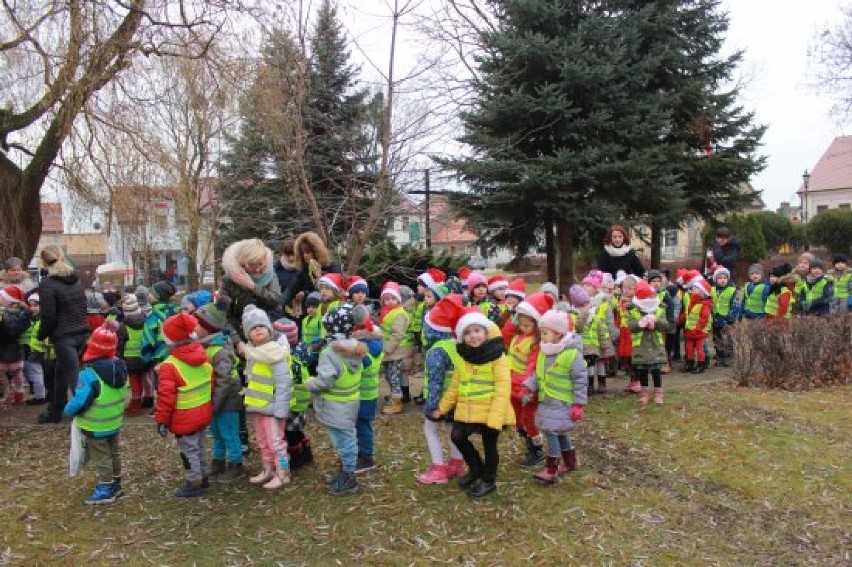 AKTYWNIE: W Żerkowie przedszkolaki i uczniowie zdobili choinkę na rynku wspólnie z burmistrzem [ZDJĘCIA]