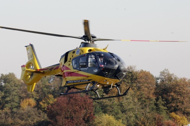 12.10.2018 dunino legnica wypadek autostrada a4 trzy osoby ranne smiglowiec helikopter lpr lotnicze pogotowie ratunkowe korytarz zycia korek  zakorkowana autostrada 
gazeta wroclawska
piotr krzyzanowski/polska press grupa