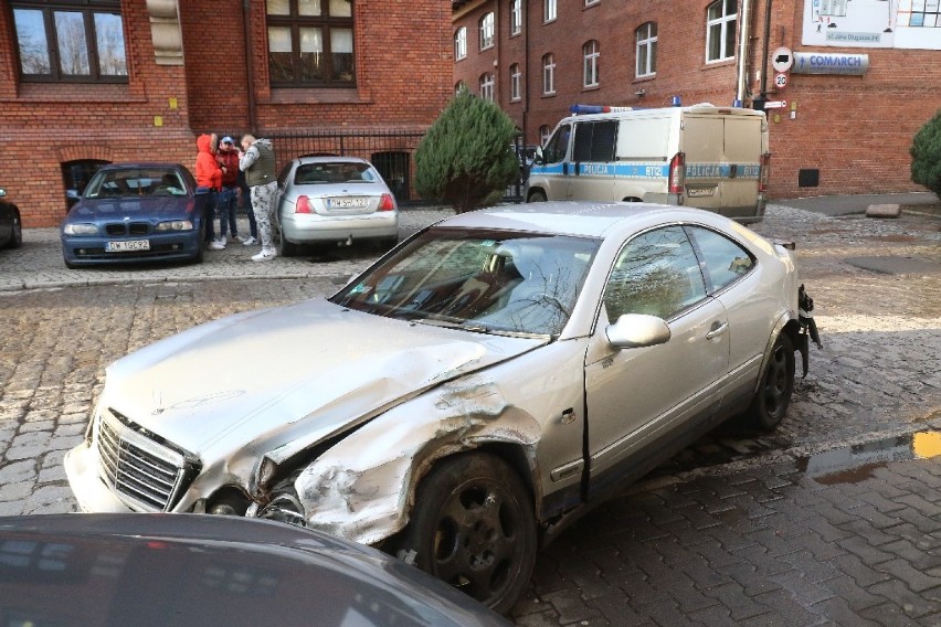 Młody Rom staranował 6 aut na ul. Długosza we Wrocławiu. "Nie wiem, czy mi teraz dadzą prawo jazdy..." [ZDJĘCIA]