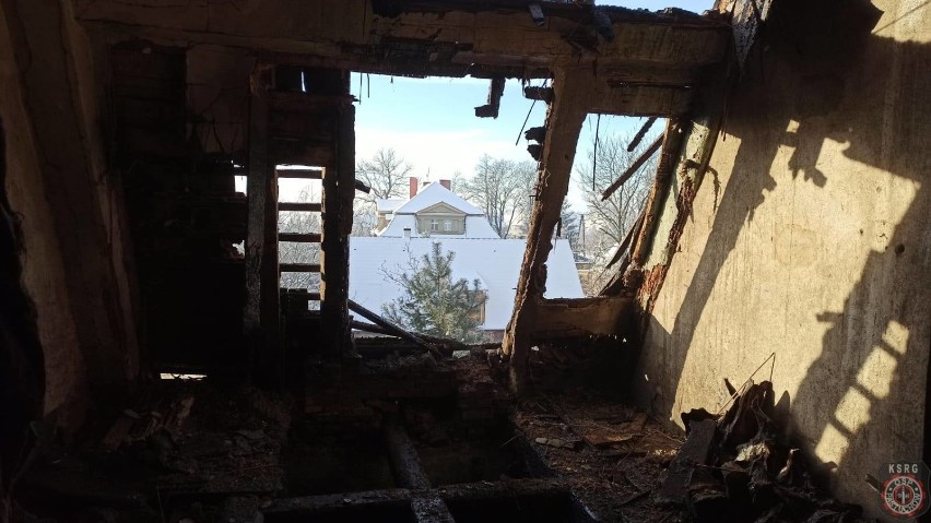 Pożar poddasza w Mikoszowej. Z ogniem walczyło 9 zastępów straży pożarnej (ZDJĘCIA)
