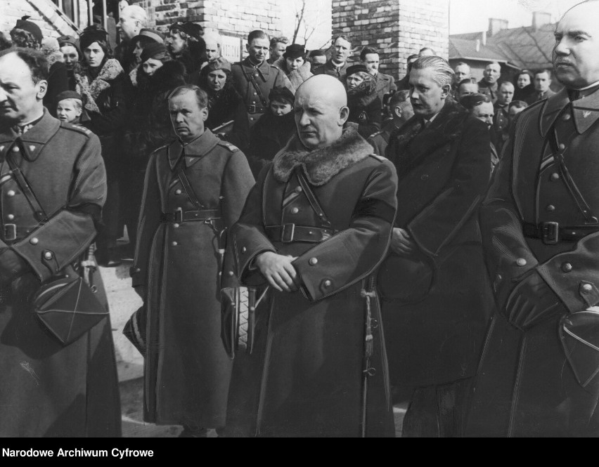 Generał Stefan Kozicki podczas pogrzebu żony i córki