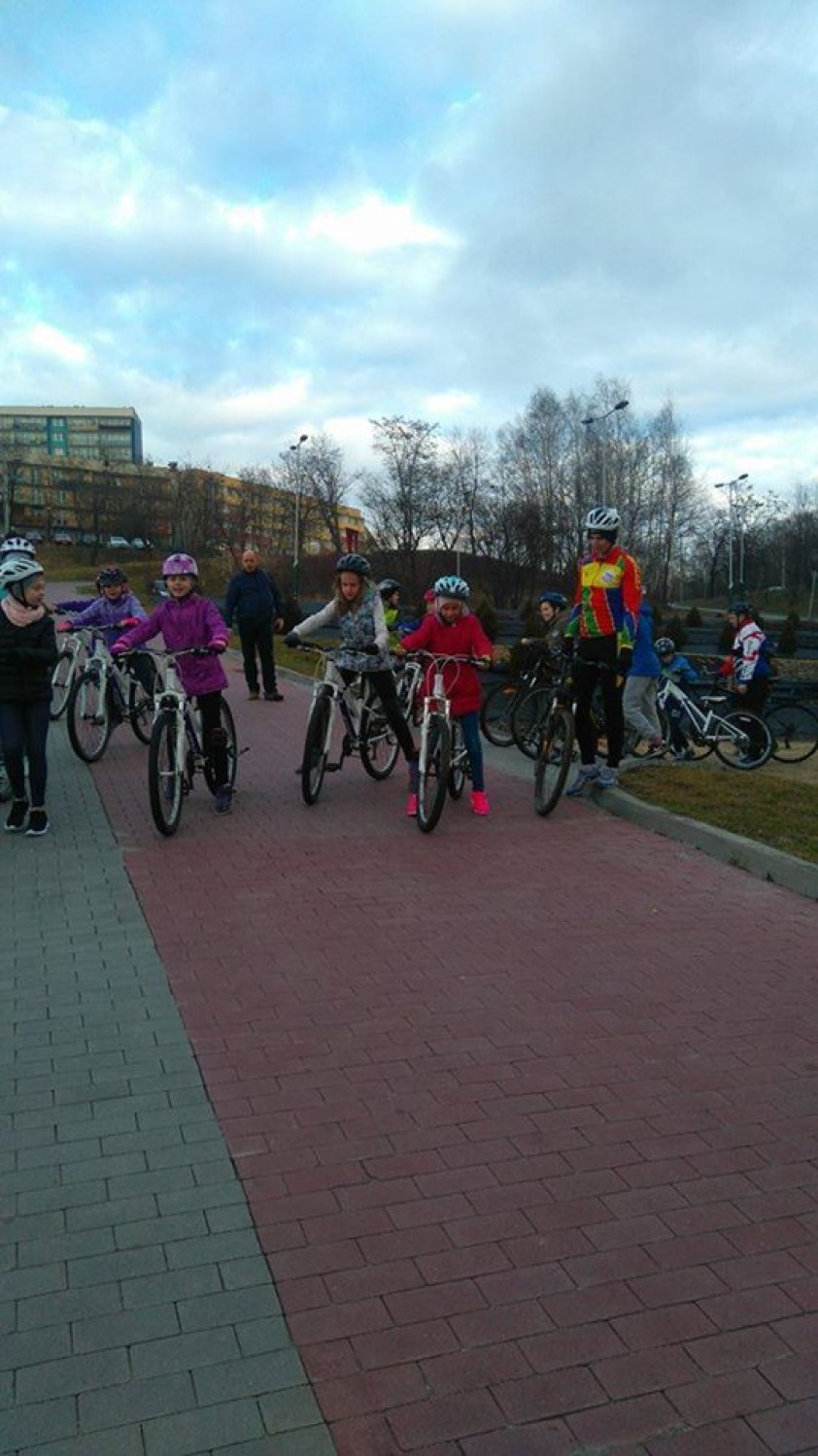 Młodzi kolarze trenują na terenie parku rozrywki Trzy...