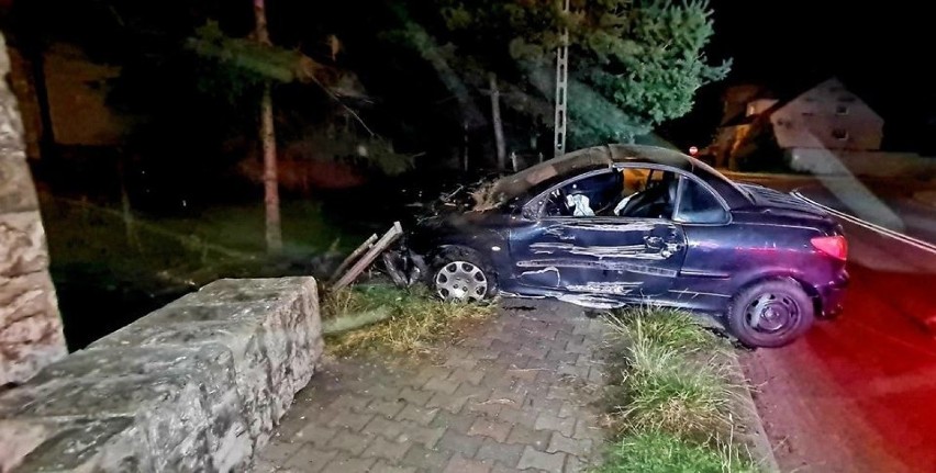 Pijany kierowca skosił słup, ogrodzenie i zatrzymał się na drzewie (ZDJĘCIA)