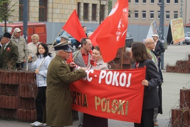 Manifestacja pierwszomajowa w Dąbrowie Górniczej - zebrało...