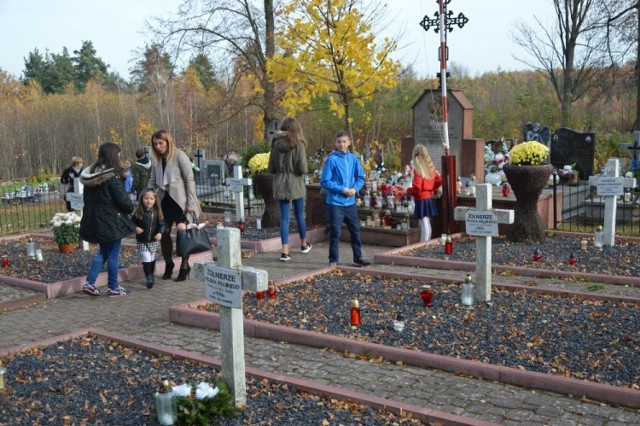 Wiosenna aura sprzyjała odwiedzaniu cmentarzy. W tym roku nekropolie w powiecie skarżyskim były pełne ludzi. Tradycyjnie wiele osób odwiedzało mogiły wojskowe, jak widoczny na zdjęciu cmentarz żołnierzy, poległych we wrześniu 1939 roku w bitwie pod Łączną.


FLESZ: WSZYSTKICH ŚWIĘTYCH - wspominamy znanych Polaków zmarłych w 2018 roku

(Źródło: vivi24)