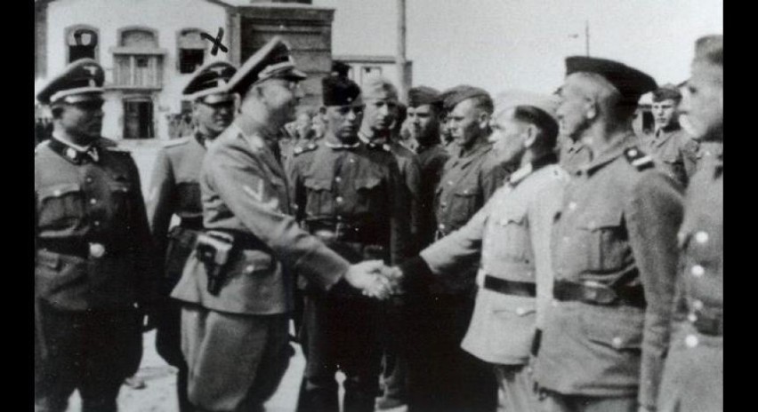 Heinrich Himmler podczas wizytacji obozu szkoleniowego w...