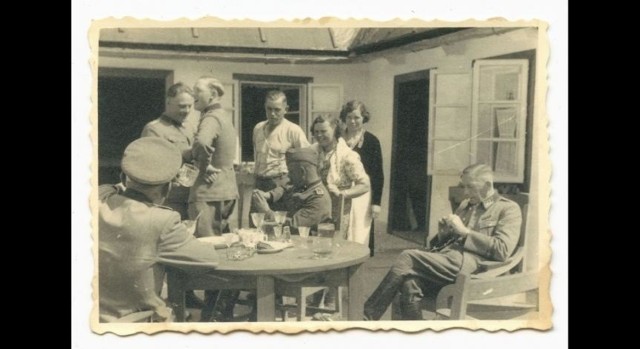 Członkowie obozowej załogi SS, przeważnie trzydziestolatkowie, z zawodu rzemieślnicy, robotnicy, sanitariusze, kierowcy i urzędnicy. Po lewej stoi komendant obozu Franz Reichleitner, w centrum przy stole siedzi Erich Bauer nazywany „Gasmeister”.