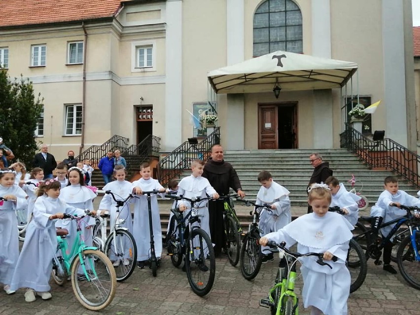 Franciszkanie poświęcili prezenty dzieci pierwszokomunijnych