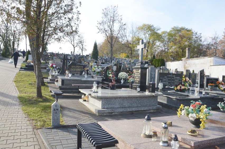 Mieszkańcy porządkują groby na cmentarzu w Bełchatowie przed...