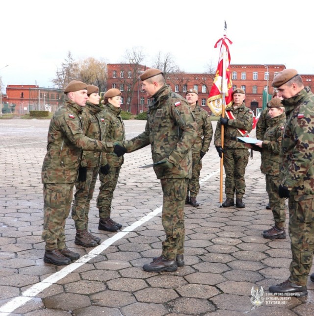 Podczas uroczystości w inowrocławskich koszarach nominacje odebrało 15 uczestników kursu SONDA, świeżo upieczonych podoficerów Wojsk Obrony Terytorialnej
