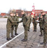 Żołnierze WOT odebrali akty nominacji podczas uroczystości w koszarach w Inowrocławiu. Zdjęcia