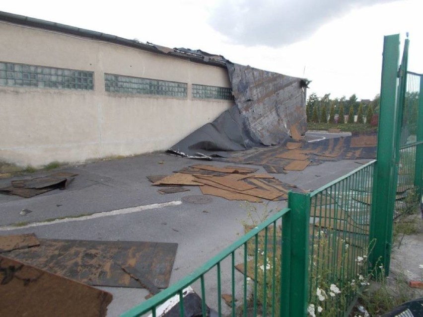 Silny wiatr uszkodził dach SP nr 9. w Koninie i na budynku...