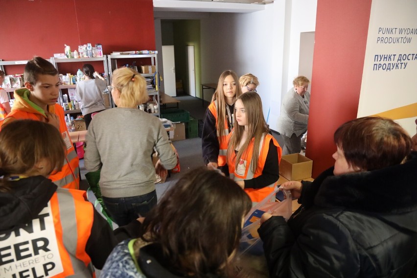 Legnica: Zaczyna brakować darów dla Ukraińców w miejskim punkcie ich przyjmowania i wydawania