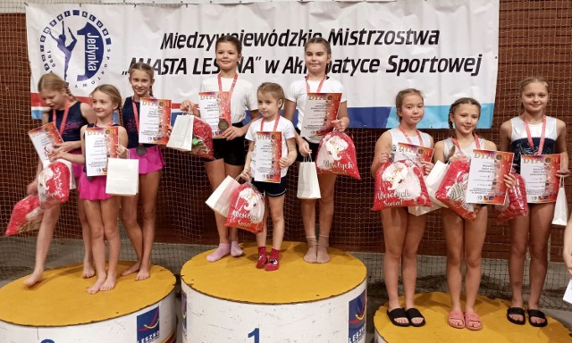 Akrobatki UKS Iskra Piła przywiozły sporo medali z ostatnich zawodów. W Lesznie wywalczyło je 11 zawodniczek, a w Szczecinku zdobyły aż 22 różnego koloru krążki