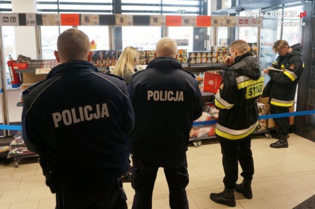 Policjanci i strażacy z Zawiercia kontrolują punkty sprzedaży fajerwerków.