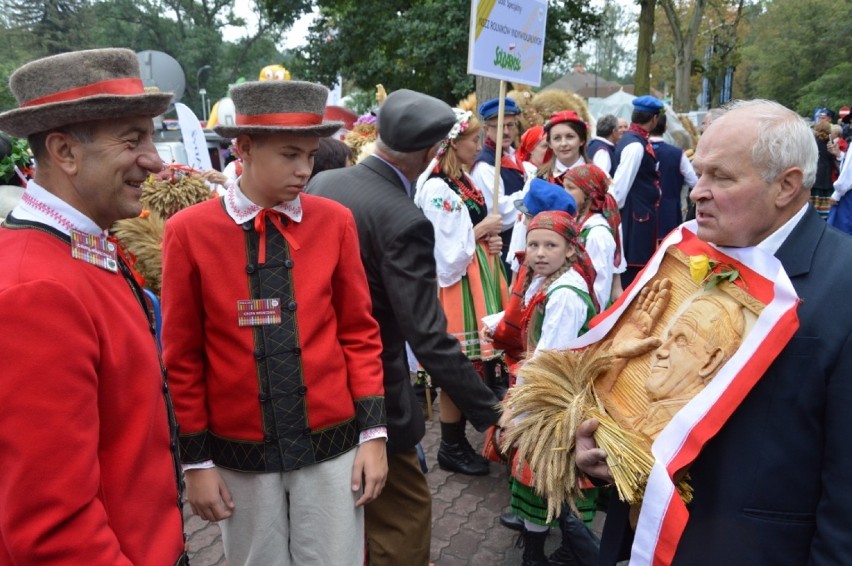 Deszczowe dożynki 2017 w Spale z parą prezydencką i...