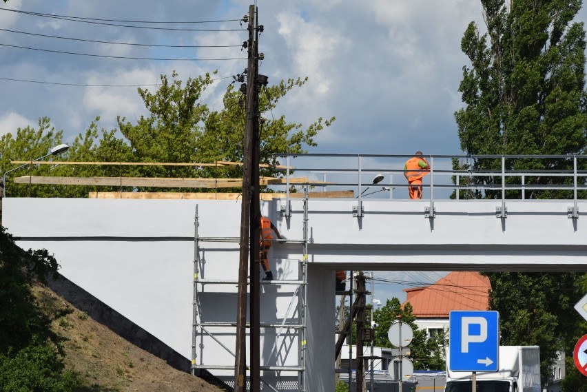 Remont wiaduktu w Wieluniu dobiega końca. Budynek dworcowy czeka na rozbiórkę ZDJĘCIA