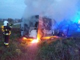 Pożar samochodu w miejscowości Jangrot w gminie Trzyciąż. W ogniu stanął pojazd dostawczy. Interweniowali strażacy i policja [ZDJĘCIA]