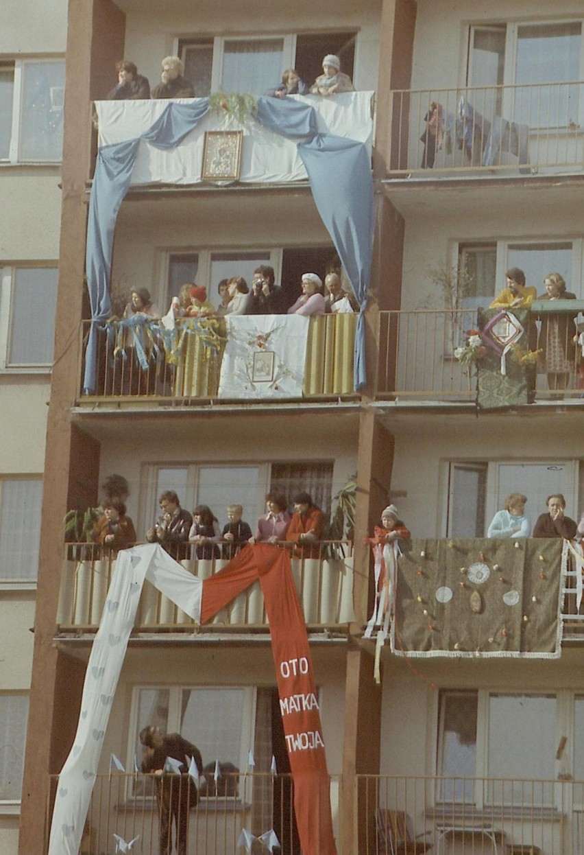 Balkony przyozdobione podczas procesji