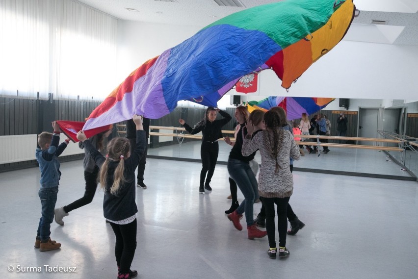 Warsztaty i animacje z chustą. Pierwszy dzień ferii w Stargardzkim Centrum Kultury w obiektywie Tadeusza Surmy