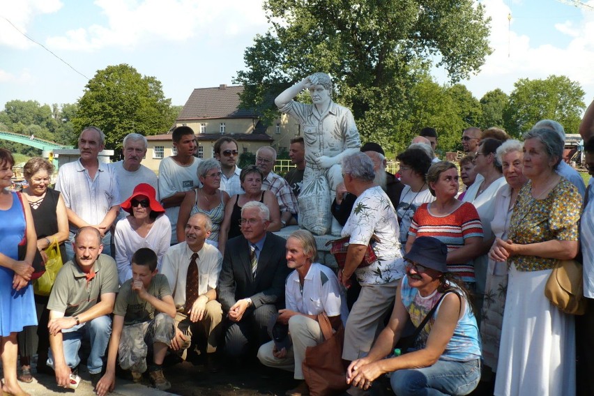 Któż nie chciał się sfotografować przy odsłoniętym pomniku,...