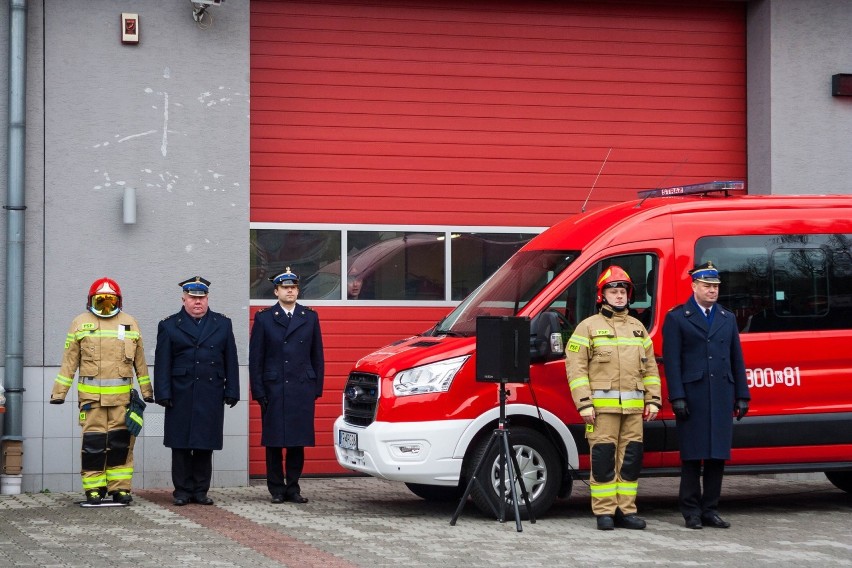 Kraków. Nowy sprzęt trafił w ręce strażaków. Dwa auta i łódź 