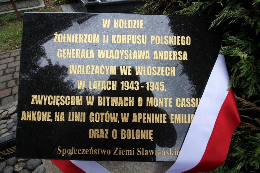 Wpadka w Sławnie - tablica upamiętniająca bohaterów spod Monte Cassino z błędami ortograficznymi [ZDJĘCIA, WIDEO]