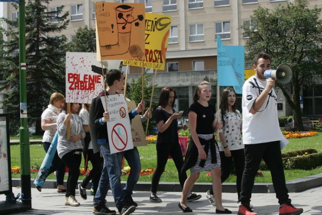 Gimnazjaliści z legnickiego zamku protestowali przeciw paleniu tytoniu