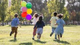 Gry i zabawy dla dzieci na dworze. 7 pomysłów na spędzenie czasu na świeżym powietrzu