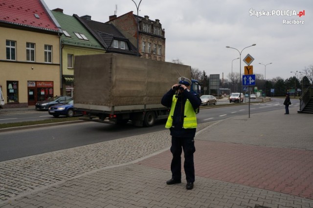 Policjanci kontrolują jakość spalin w samochodach