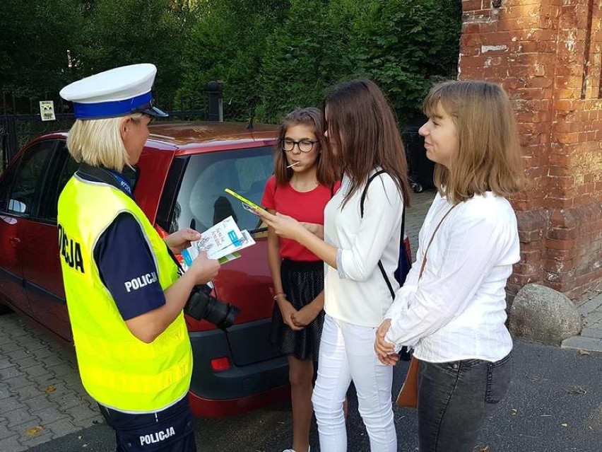 Początek roku szkolnego. Akcja policji przed szkołą w Białogardzie [ZDJĘCIA]