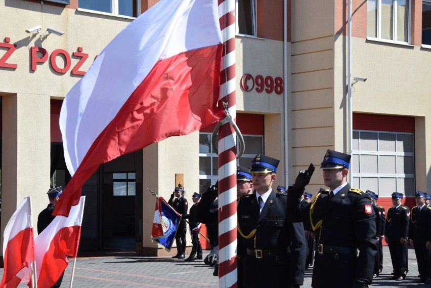 Uroczystość rozpoczęła się od meldunku dowódcy i wciągnięcia...