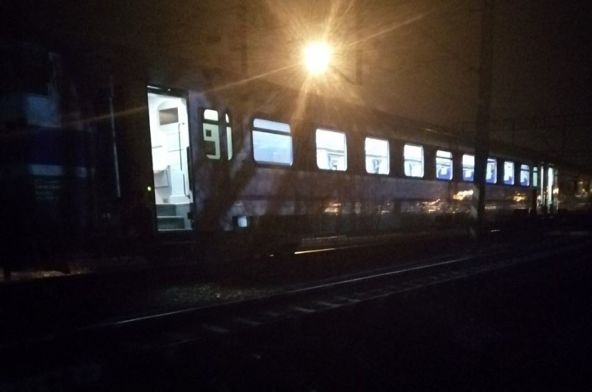 Wrocław: Ewakuacja pociągu przed stacją Nadodrze [ZDJĘCIA]