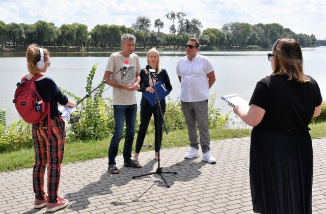 O tym, jak ratować Gopło, mówiono podczas konferencji prasowej nad brzegiem tego jeziora w Kruszwicy